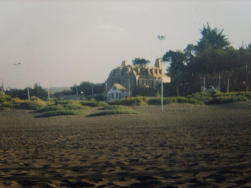 File:Ex-casino Ross visto desde la Playa Principal de Pichilemu, 2004.jpg