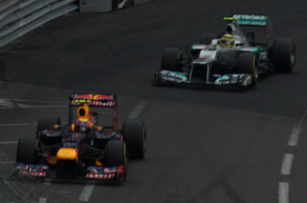 Dans le dernier tour de course, Mark Webber, futur vainqueur, est talonné par Nico Rosberg, second sous le drapeau à damier.