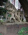 Deutsch: Plastik Rattenfänger von Hameln von Richard Kuöhl vor dem Siedlungsbau Fiefstücken 6 in Hamburg-Winterhude. This is a photograph of an architectural monument. It is on the list of cultural monuments of Hamburg, no. 21096.