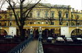 L'ingresso del palazzo dal ponte