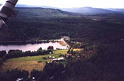 Flygfoto över byn Kindsjön och sjön med samma namn.