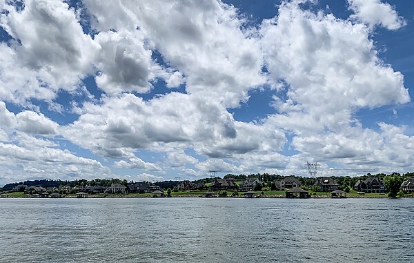 Lakefront subdivisions along the Tennessee River shoreline in Louisville