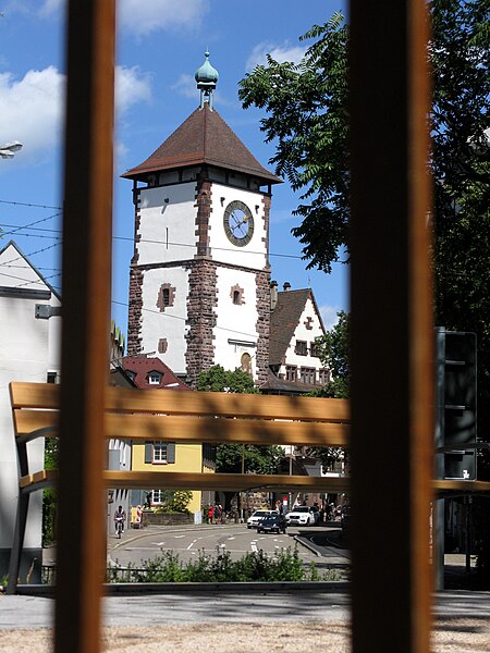 File:Freiburger Schwabentor von der Grünanlage am Pulverturm.jpg