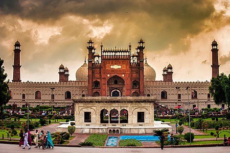 "Front_gate_of_badshahi_mosque" by User:Abdulmutlib12