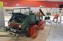 Boehringer-Unimog 70200 mit Frontanbaugerät und Mähbalken. Der dritte Anbauraum ist im Heck des Fahrzeuges, wo ein Kraftheber zur Verfügung steht.