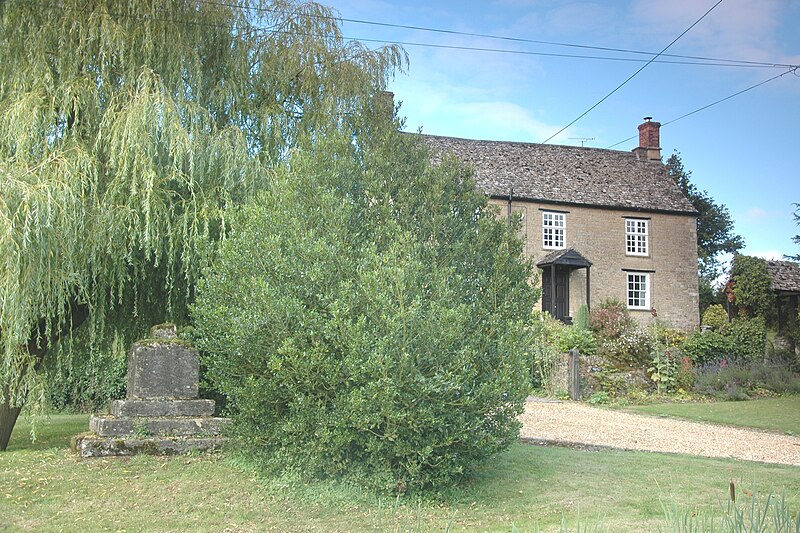 File:Gagingwell Cross and Wadham House.jpg