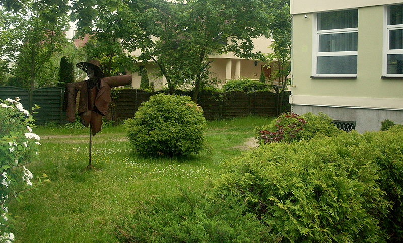 File:Garden of the Aggregate of Schools of Fine Arts in Orłowo.jpg