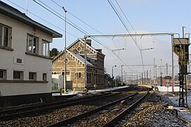 La gare en 2010 avec l'ancien poste de signalisation (démoli).