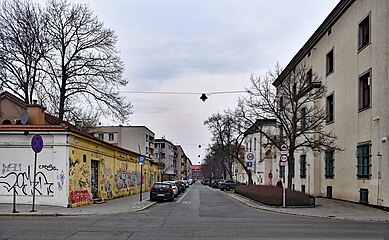 Widok z południa, z ul. Podgórskiej. Po lewej budynek dawnego browaru, po prawej zespół budynków Gazowni Miejskiej.