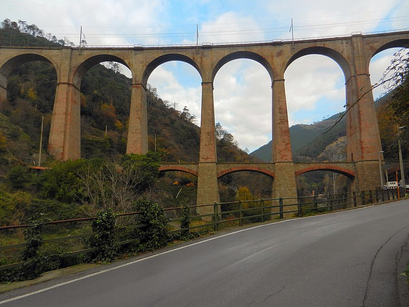 File:Genova Pegli val Varenna viadotto ferrovia.JPG