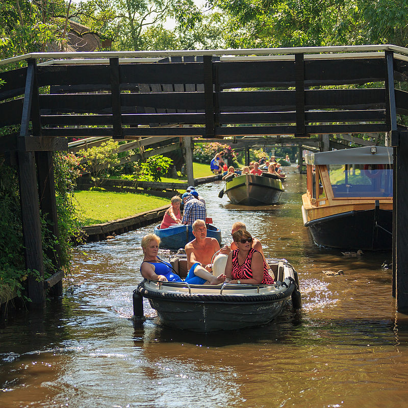 Giethoorn Netherlands Channels-and-houses-of-Giethoorn-13.jpg