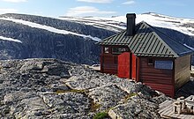 Biletet viser Gjegnabu og fjella ikring.