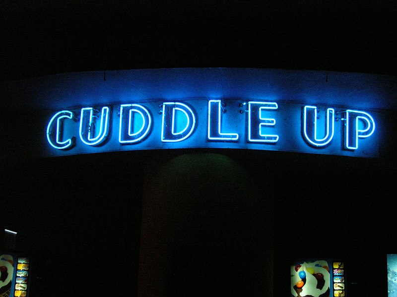 File:GlenEchoCuddleUpNeonLit.JPG