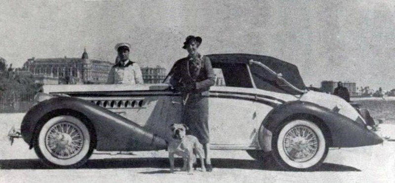 File:Grand Prix catégorie coupés au Concours d'élégance automobile de Cannes en avril 1938 à Lucy Schell (sur Delahaye cabriolet décapotable, carrossée Chapon).jpg