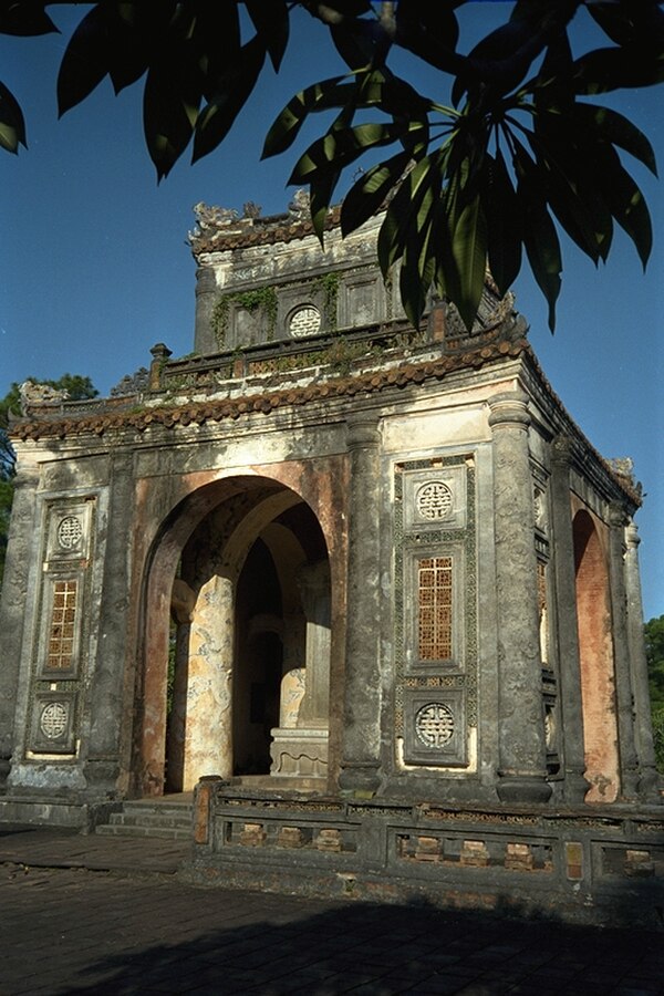 File:Grave tu duc.jpg