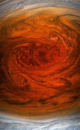 Der Große Rote Fleck in der Jupiteratmosphäre, hier eine Aufnahme der Raumsonde Juno vom 11. Juli 2017, ist der größte Wirbelsturm des Sonnensystems. Er existiert seit mindestens 200 Jahren, möglicherweise schon viel länger.