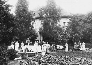 Kvinnor i trädgården för Elsa Borgs skyddshem, 1906.