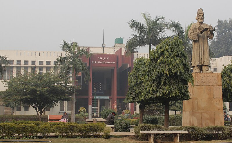 File:Gulistane Ghalib, (Building encompassing Political Science and Economics Department) with the statue of Ghalib infront.jpg