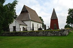 Härlövs kyrka med klockstapel i juli 2011