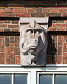 Deutsch: Hochschule für Bildende Künste in Hamburg-Uhlenhorst: Affe aus der Gruppe Ironische Köpfe von Richard Luksch unter der Dachtraufe des Aularisalits der Fassade des Kanalflügels zum Lerchenfeld. This is a photograph of an architectural monument. It is on the list of cultural monuments of Hamburg, no. 21686.