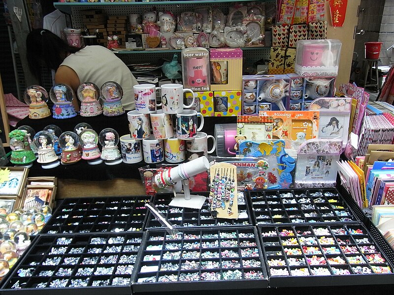 File:HK CWB Jardine's Crescent morning outdoor market stall Souvenir goods Aug-2012.JPG