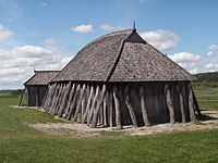 Hallbyggnaden i Fyrkat, Danmark, som jämförelse.