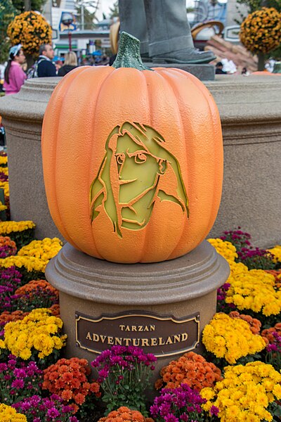 File:Halloween at Disneyland (34056597910).jpg