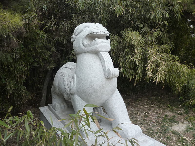 File:Han Guangling Tomb Museum - bixie statue outside the entry - P1130034.JPG