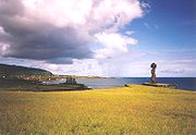 Verskeie Hanga Roa moai, waaronder Ko Te Riku (met 'n pukao op sy kop). In die middelgrond is 'n syaansig van 'n ahu met vyf moai. Die Mataveri-einde van Hanga Roa is sigbaar in die agtergrond met Rano Kau wat daar bo uitstyg