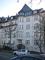 Mietshaus in geschlossener Bebauung mit Vorgarten