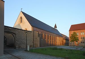 Klosterkyrka och bibliotekshus