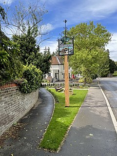 Hertingfordbury Desa masuk, selatan face.jpg