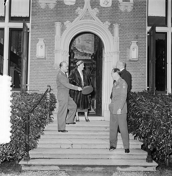 File:Hill ontvangt Generaal Gruenther op huis Raaphorst te Wassenaar, Bestanddeelnr 906-0370.jpg