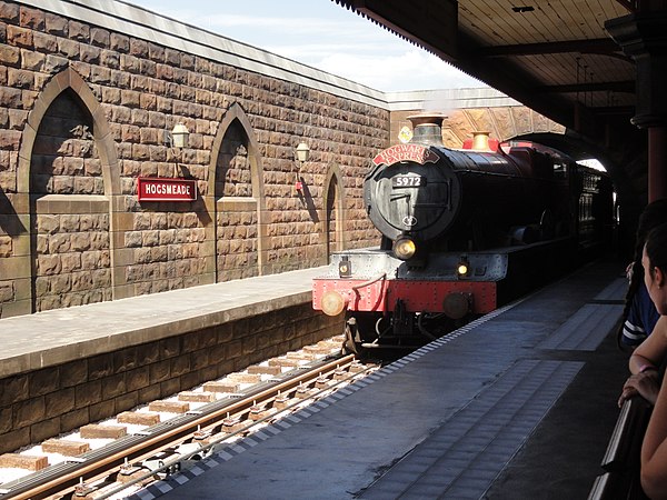 A Hogwarts Express train arriving at Hogsmeade station in Islands of Adventure