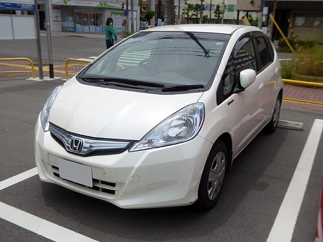 File:Honda FIT HYBRID・10th Anniversary (DAA-GP1) front.jpg - Wikimedia  Commons