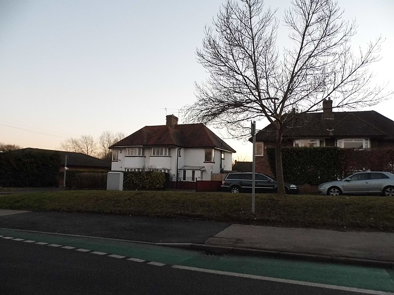 File:Houses on Wokingham Road, Winnersh - geograph.org.uk - 4341832.jpg