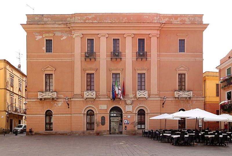 File:Iglesias, piazza municipio, palazzo comunale 01.jpg