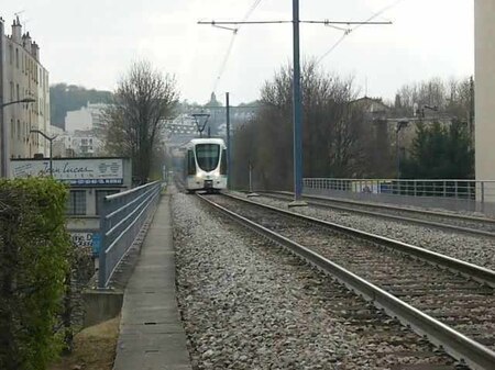 Fail:Ile-de-France - Tramway - T2 - Citadis.ogv