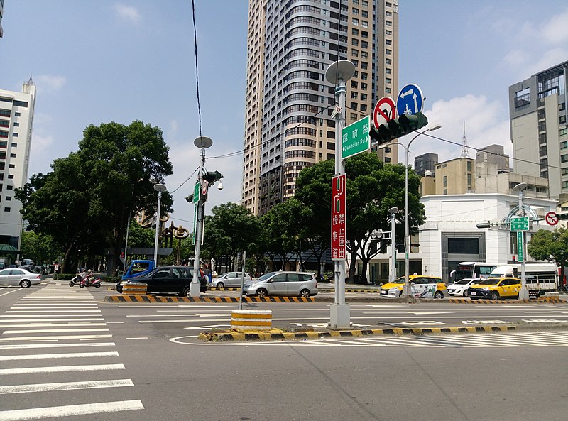 File:Intersection of Guanqian Road and Taiwan Boulevard 01.jpg