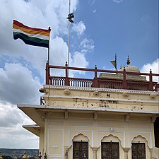 Pogled od blizu na zastavo Džaipurja na vrhu Mukut Mandirja