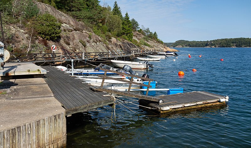 File:Jetty by the boat ramp in Sämstad harbor.jpg