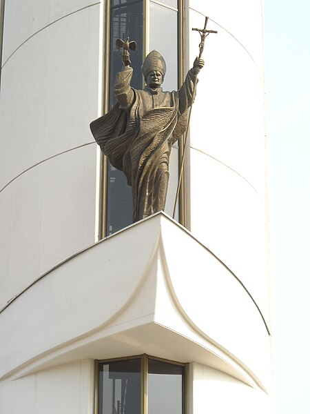 File:Juan Pablo II en la "barca" de la torre lateral junto al Santuario de la Divian Misericordia en Lagiewniki, Polonia.JPG