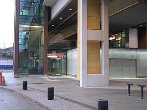 Ground level entrance to the elevated station Kalasatama.jpg