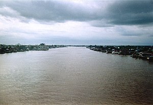 Sungai Kapuas dilihat dari Jembatan Sungai Kapuas, Sintang