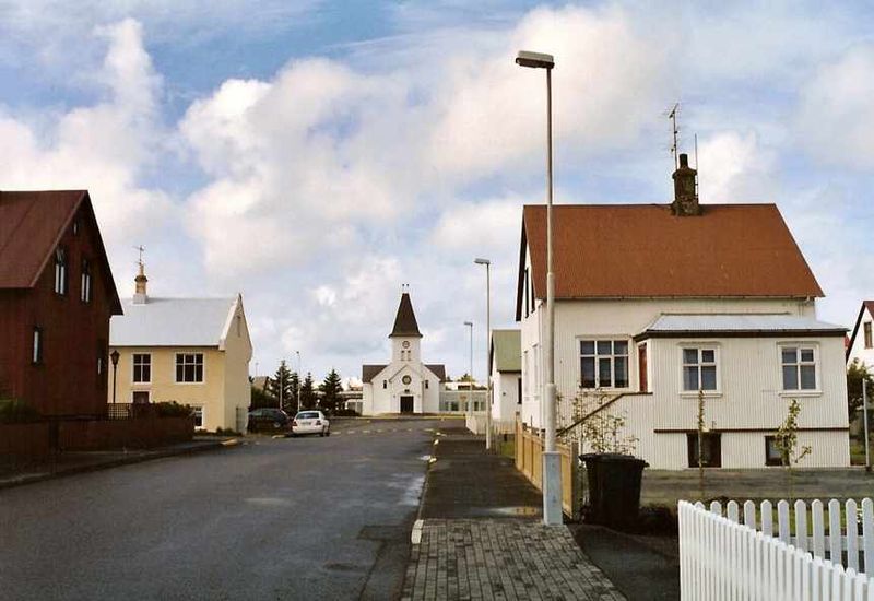 File:Keflavik Kirche.jpg