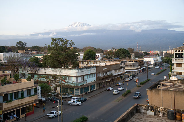 Moshi mit Kilimandscharo im Hintergrund