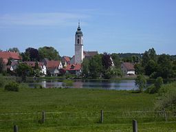 Ortsansicht von Kißlegg mit Pfarrkirche und dem Zellersee (Wasserfläche und Uferzone im Naturschutzgebiet „Zeller See“)