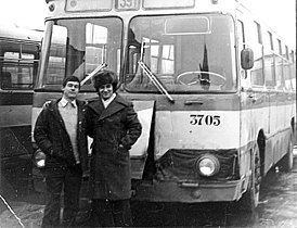 Kolpinsky-bussivarikkokuljettajat Anatoli Krizhanovski ja Alexander Bondarenko.  Taustalla LiAZ-677-bussi nro 3705 reitiltä nro 391. 1985