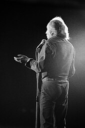 Léo Ferré face au public, fête du PSU, Colombes, 1973.