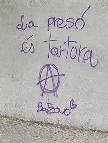 2022 Catalan-language graffiti in Vallcarca i els Penitents (Barcelona) deeming prisons as torture La preso es tortura.jpg